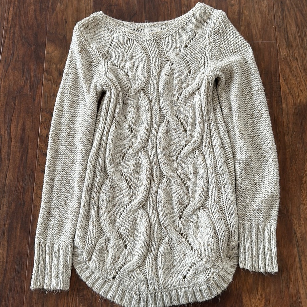 Neutral sweater with scoop bottom